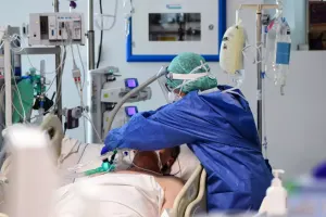 Məşhur aparıcı yıxılıb, reanimasiyaya yerləşdirildi