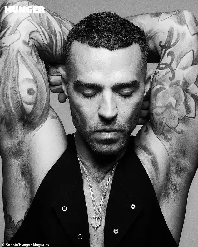 Aparıcı cütlükdən açıq-saçıq fotolar