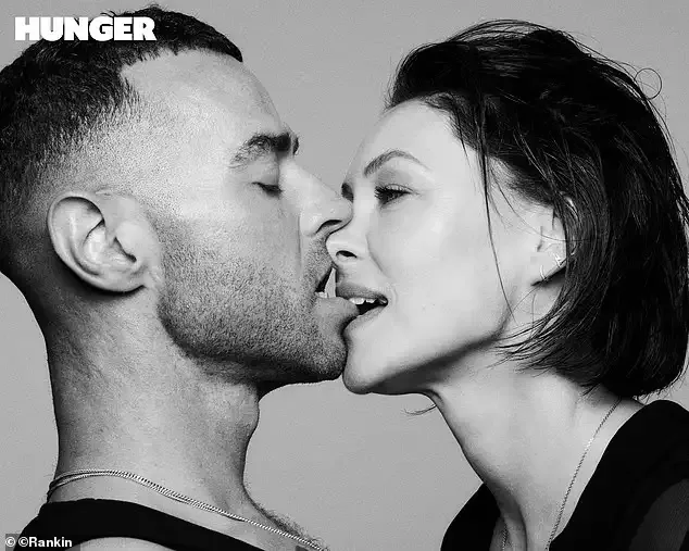 Aparıcı cütlükdən açıq-saçıq fotolar