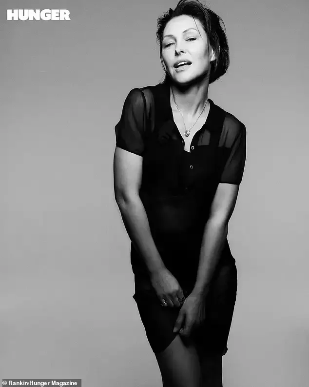 Aparıcı cütlükdən açıq-saçıq fotolar