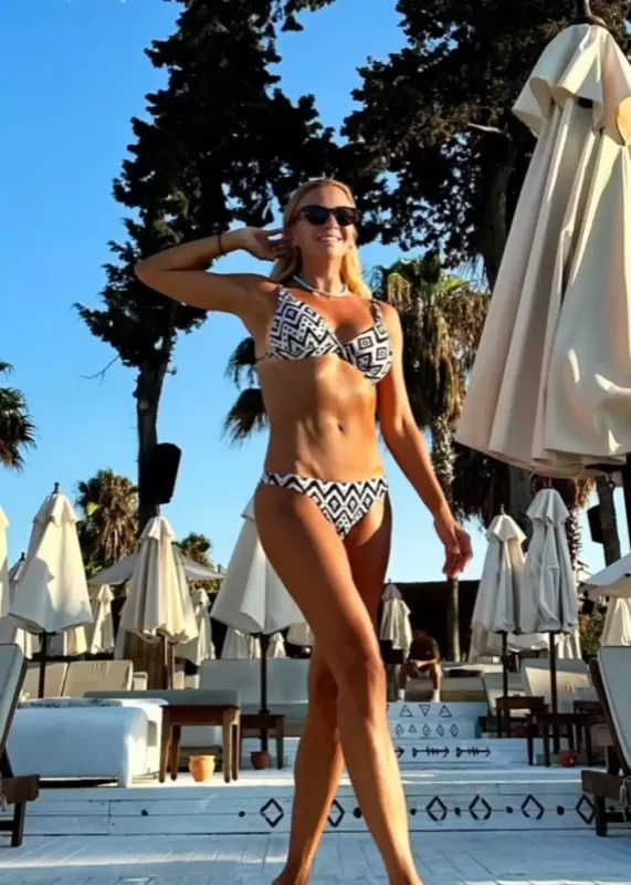 İvana Sertdən bikini pozları