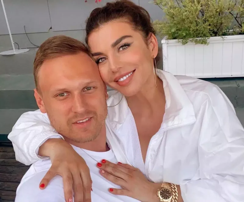 İdmançı ayrıldığı müğənni arvadını biabır etdi