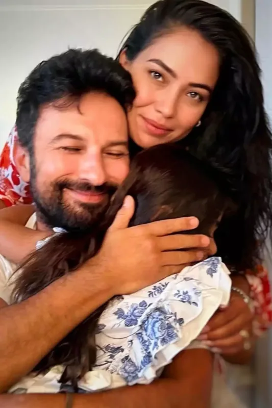 Tarkan qızını ilk dəfə məktəbə yola saldı