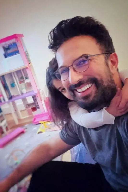 Tarkan qızını ilk dəfə məktəbə yola saldı