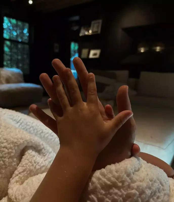 Cici Zeyndən olan qızının fotolarını paylaşdı