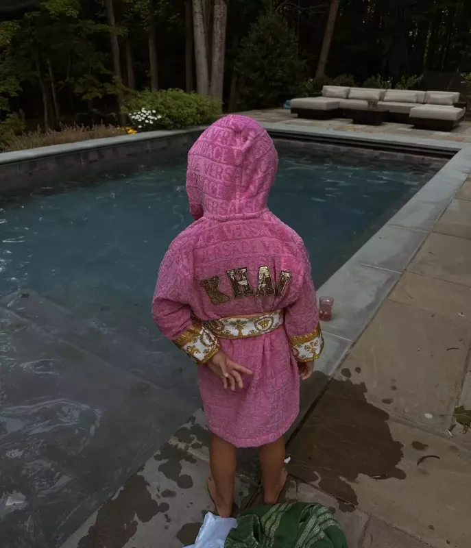 Cici Zeyndən olan qızının fotolarını paylaşdı