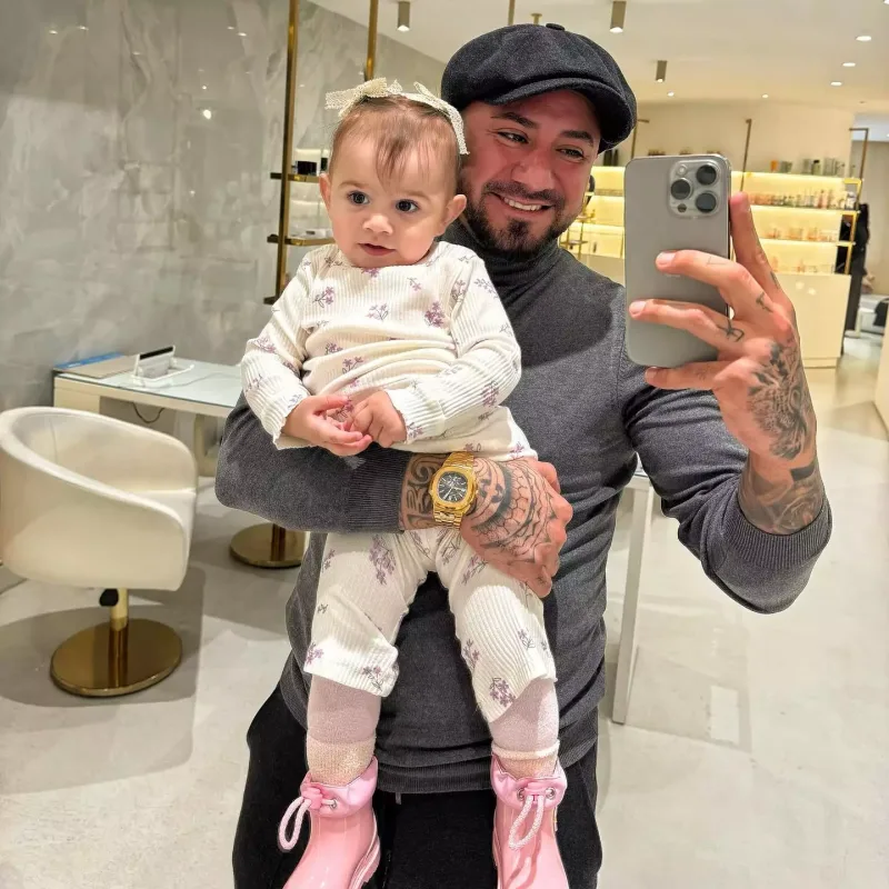 Bir şəkilə görə qızları əllərindən alınırdı