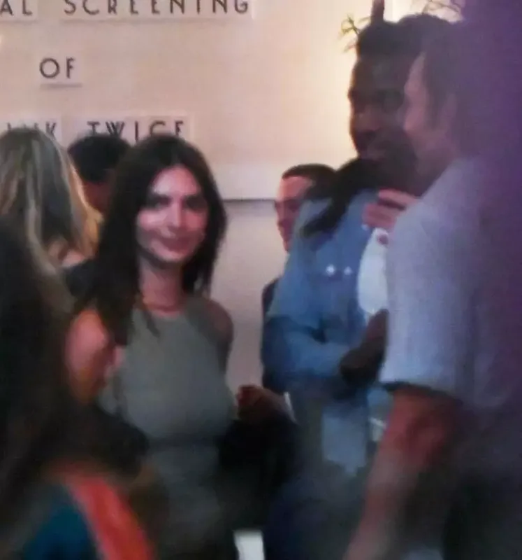 Emili olunla eşq yaşayır