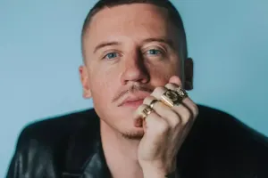 Səhnəyə çıxardığı qadın həbs olundu