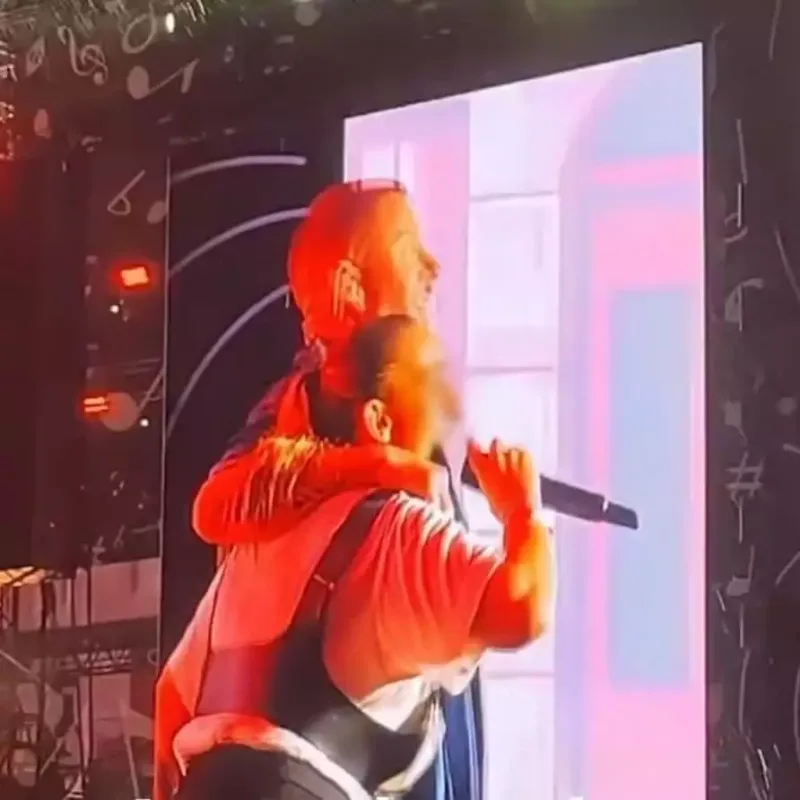 Səhnəyə çıxardığı qadın həbs olundu