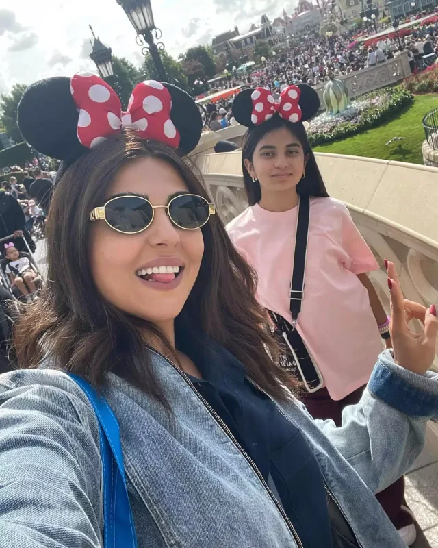 Gülayla qızı “Disneyland”də