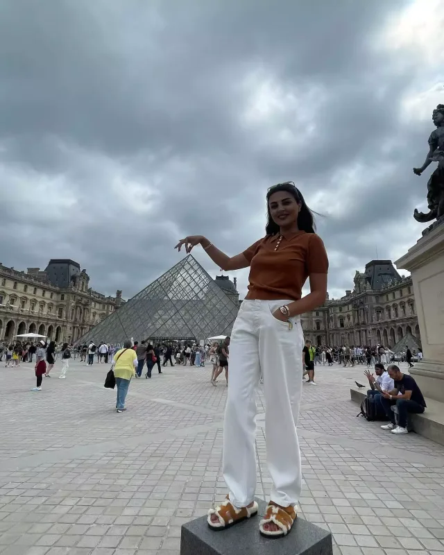 Gülayla qızı “Disneyland”də