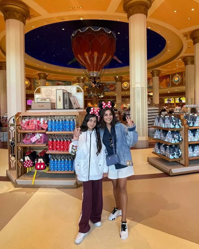 Gülayla qızı “Disneyland”də