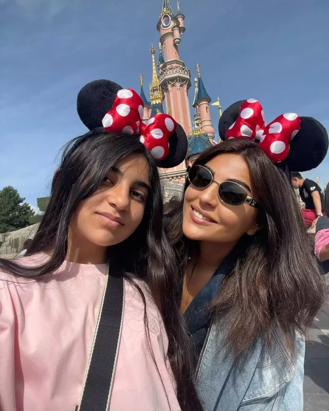 Gülayla qızı “Disneyland”də