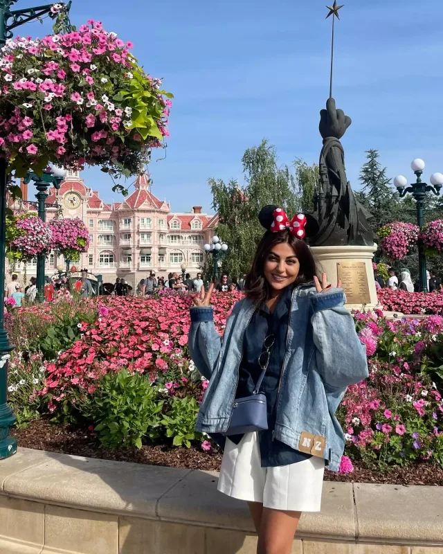 Gülayla qızı “Disneyland”də