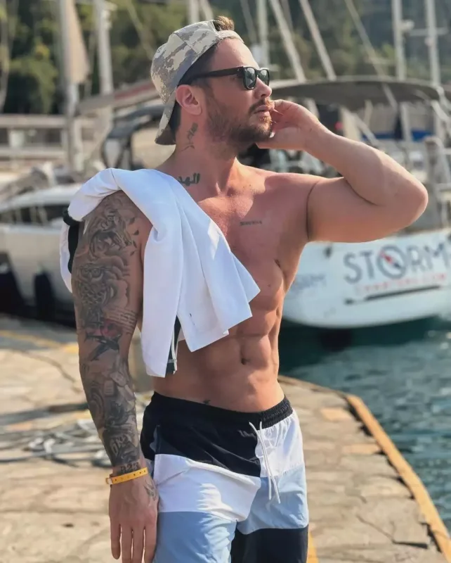 O qədər fotoşop etdi ki, sinəsi əyildi