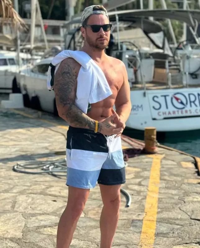 O qədər fotoşop etdi ki, sinəsi əyildi