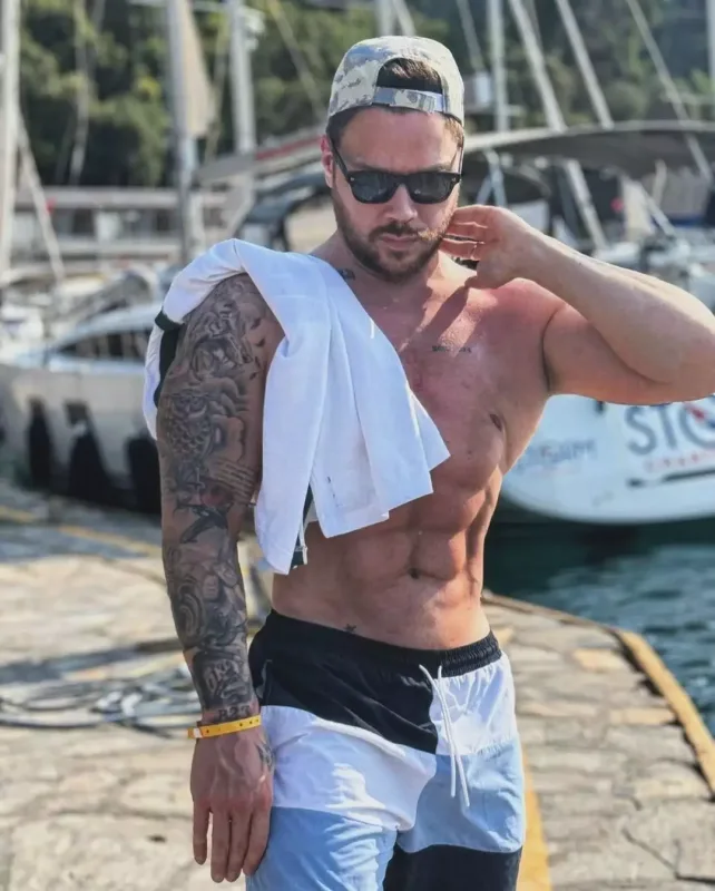 O qədər fotoşop etdi ki, sinəsi əyildi