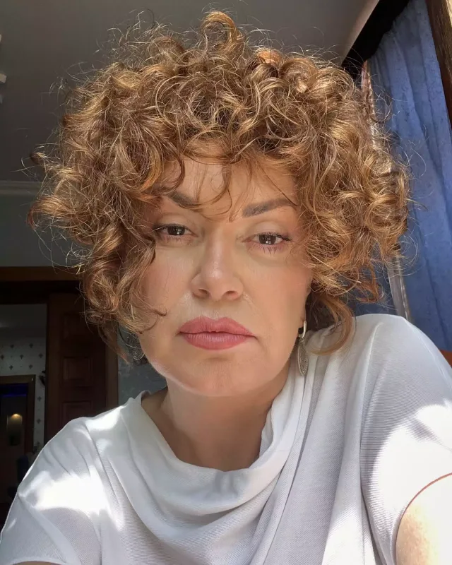 Sənubər İsgəndərli fərqli tərzdə