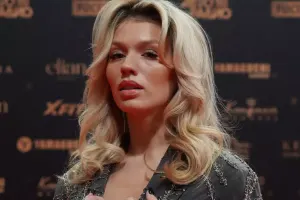 Rusiyalı müğənni səhnədə saçını kəsdi