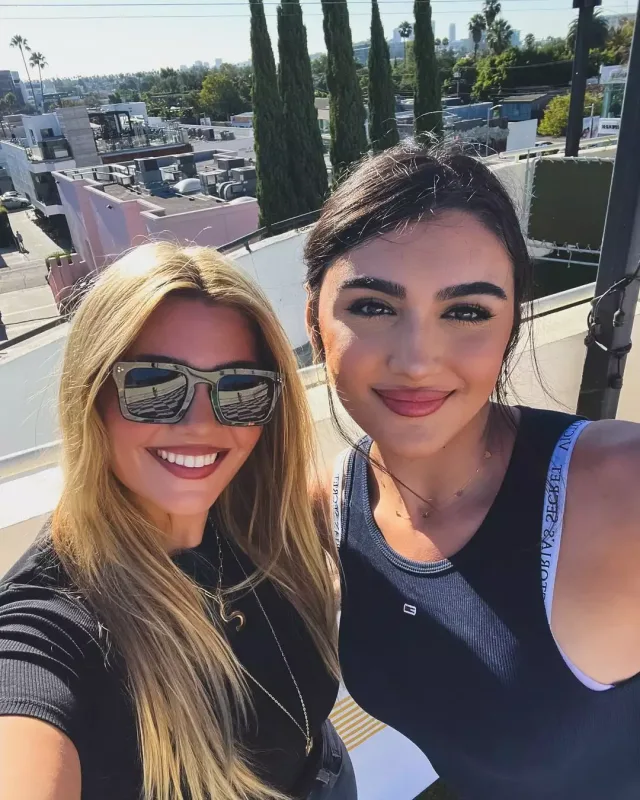 Suada bacısı ilə əyləncəsini paylaşdı