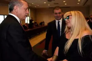 Erdoğanı sevdiyimə görə linç olundum -  Zerrin Özer