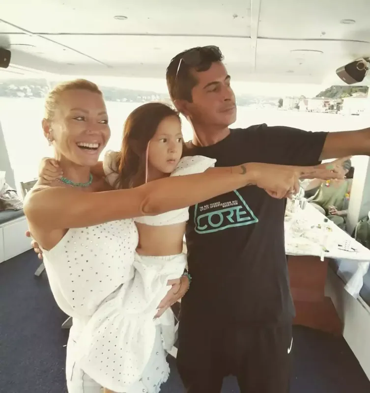 Eks-xanımı İsmailin soyadını sildi