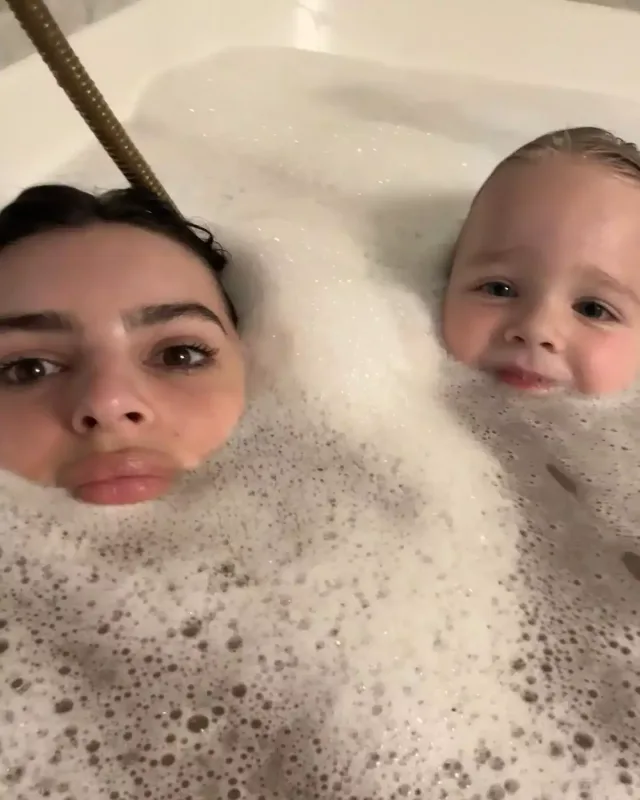 Emili oğlunun yeni fotolarını paylaşdı