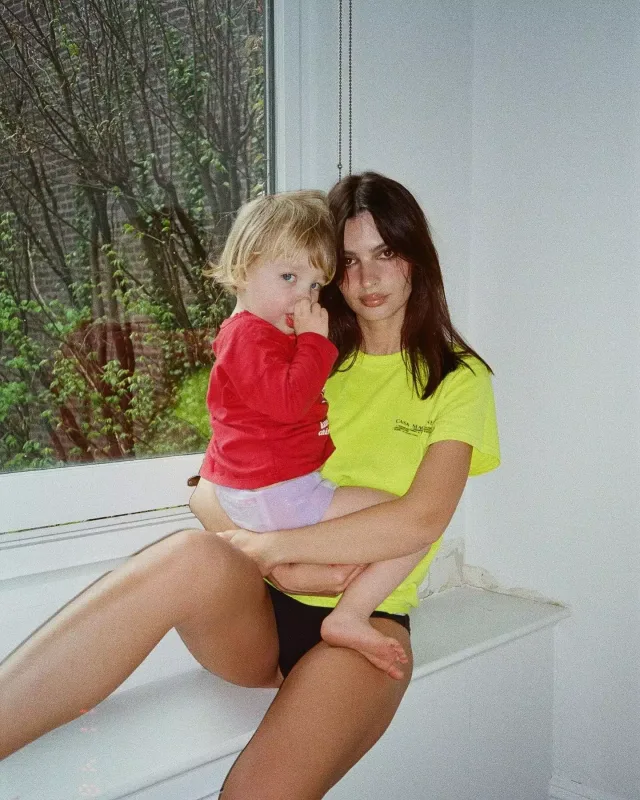 Emili oğlunun yeni fotolarını paylaşdı