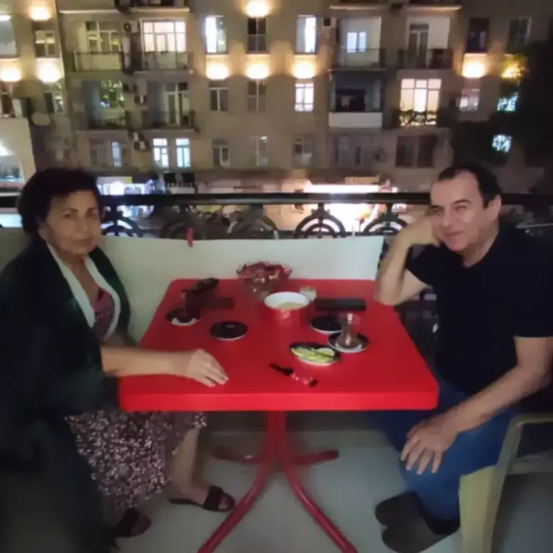 Allahverdi Yolçuyev Kübra Əliyevanın evində