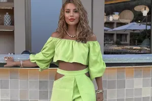 Leylanın qəribə dekoltesi