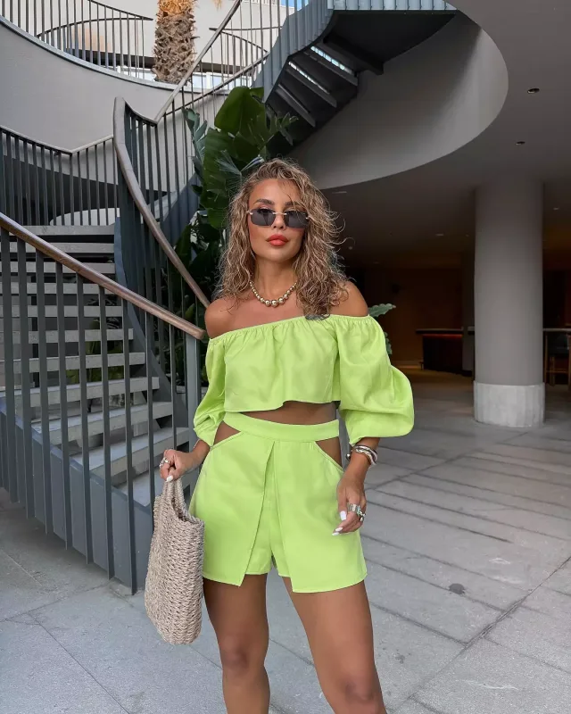 Leylanın qəribə dekoltesi