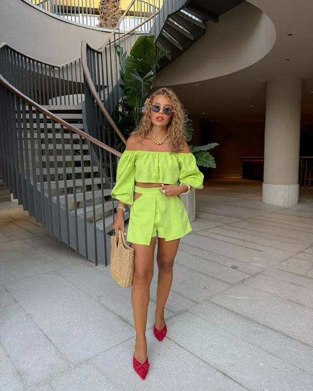 Leylanın qəribə dekoltesi