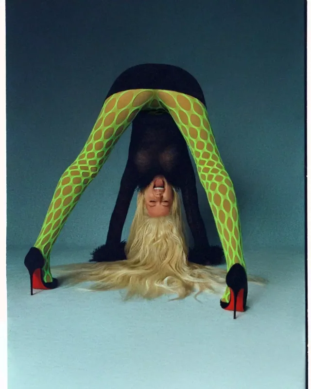 Aqileradan büstqaltersiz pozalar