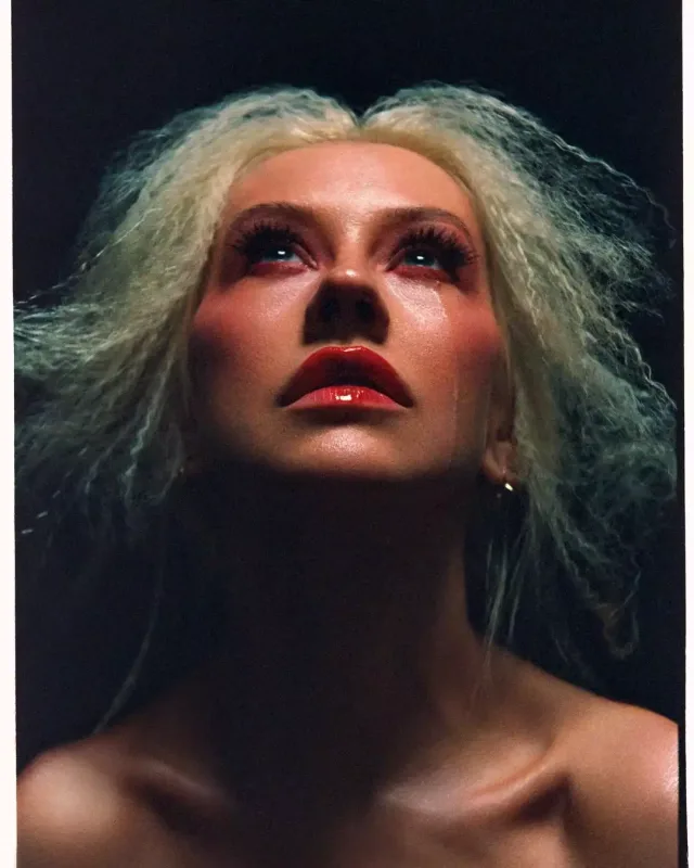 Aqileradan büstqaltersiz pozalar