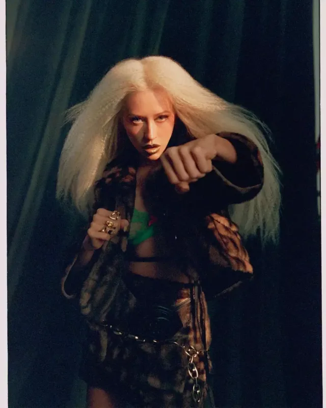 Aqileradan büstqaltersiz pozalar