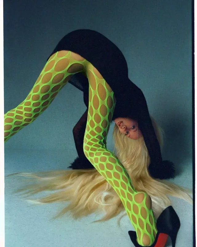 Aqileradan büstqaltersiz pozalar