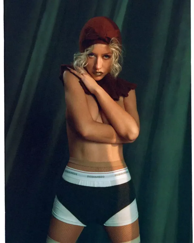 Aqileradan büstqaltersiz pozalar