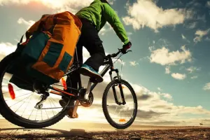 Azərbaycanlı rejissoru velosipedçiler vurdu