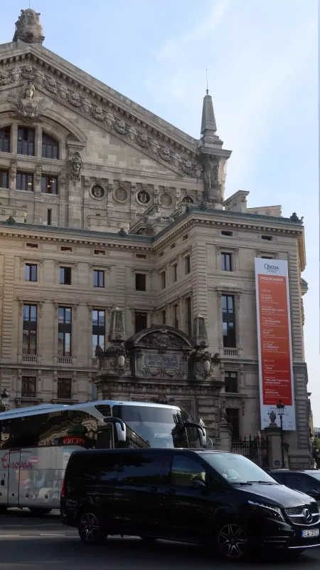 Aynişan yenə Parisdə