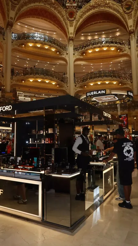 Aynişan yenə Parisdə