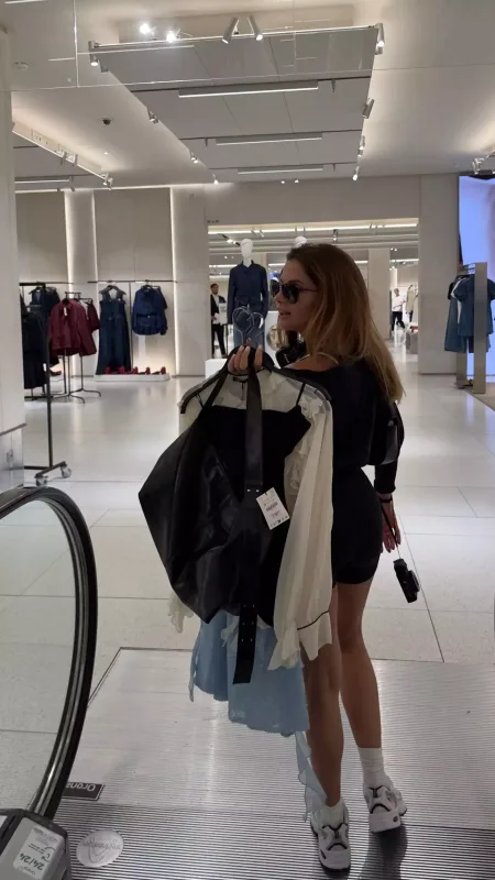 Aynişan yenə Parisdə