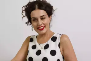 Elza Seyidcahanın şəklini cırdılar - Video