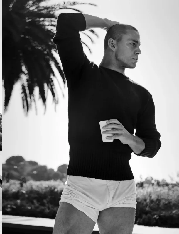 Bir ildir paltarlarını yumur