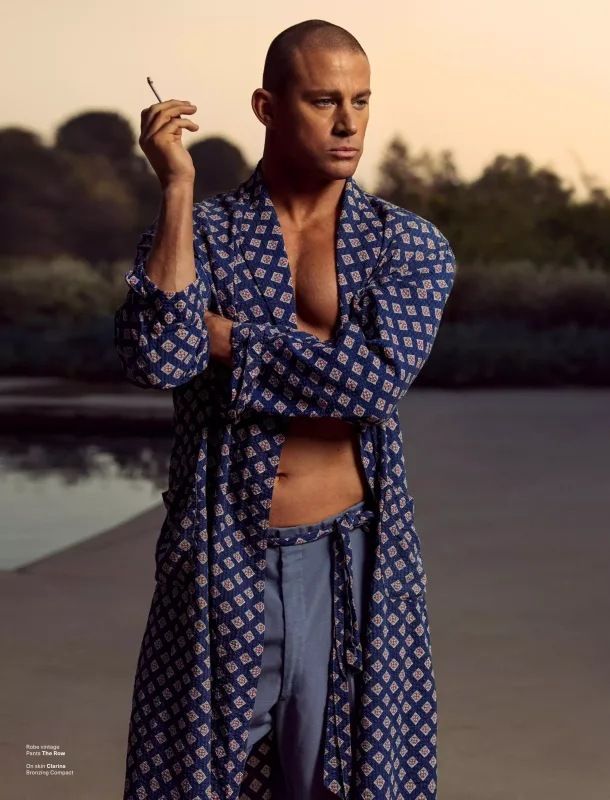 Bir ildir paltarlarını yumur