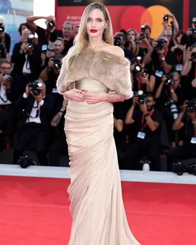 Ancelina Colinin əllərinə nə olub?