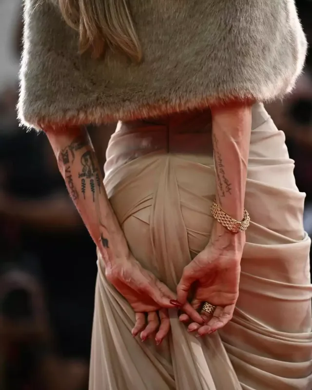 Ancelina Colinin əllərinə nə olub?