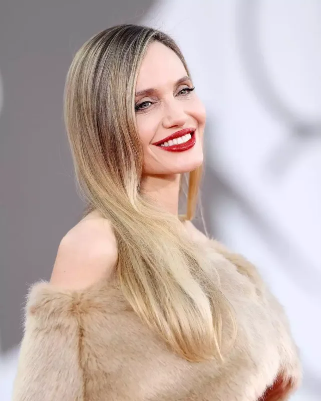 Ancelina Colinin əllərinə nə olub?