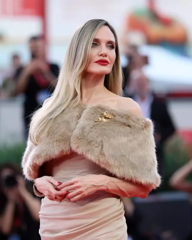 Ancelina Colinin əllərinə nə olub?