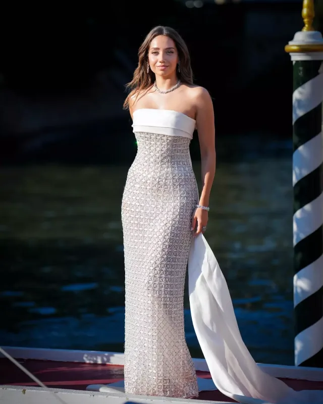 Qırmızı xalı libasını Demetin gəlinliyinə oxşatdılar